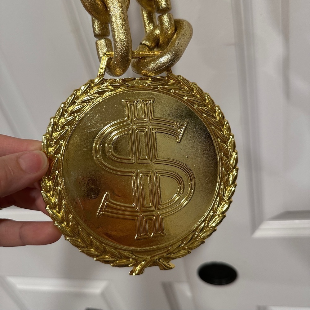Gold plastic money necklace and chunky bracelet for Halloween - Picture 3 of 6